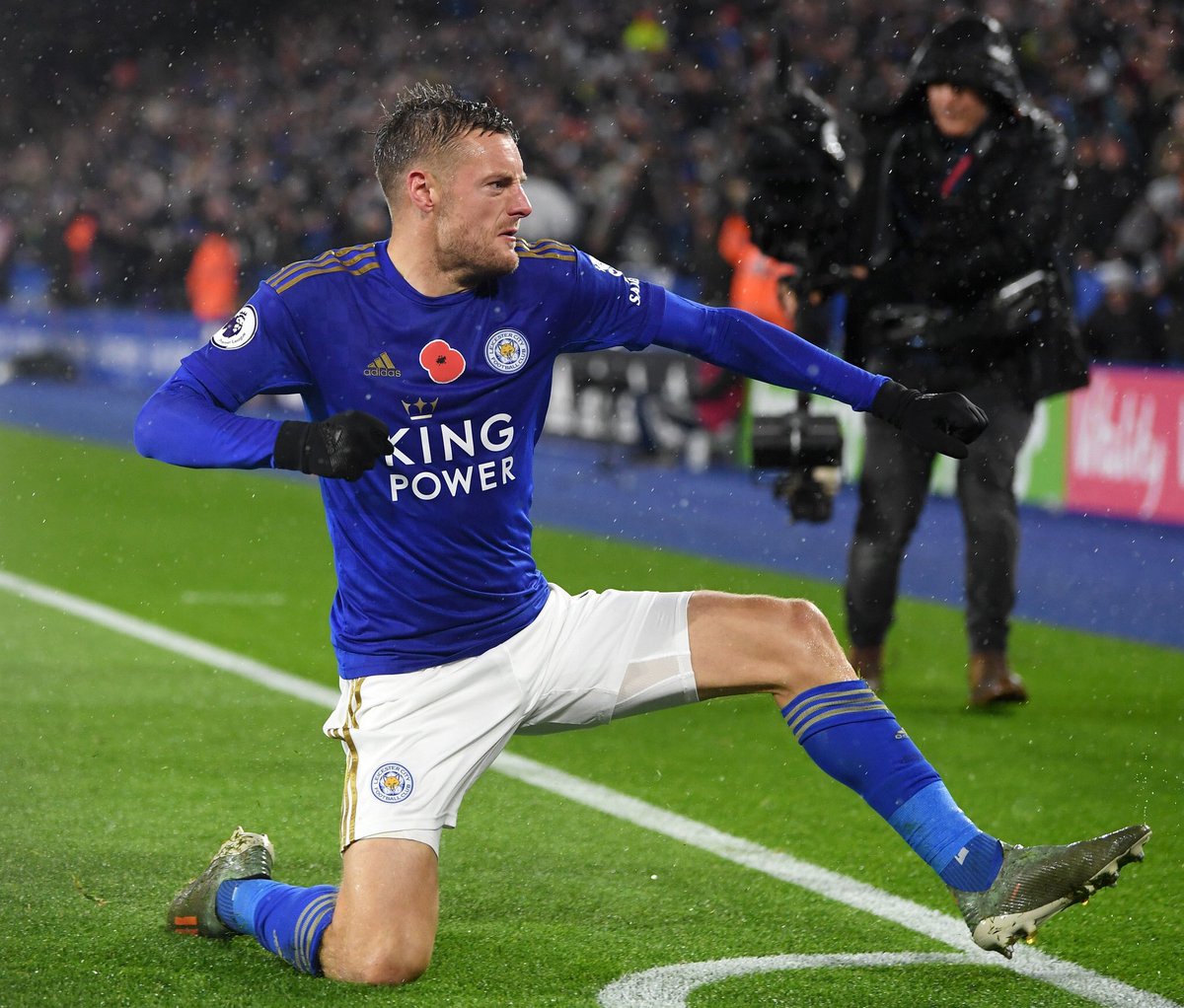 UltimoCamisa's tweet photo. James Vardy provocou a torcida dos Spurs, relembrando a conquista mais inusitada da história do futebol: A Premier League do Leicester, em 15/16.

Mas você por acaso lembra como foi a trajetória dos Foxes naquela temporada?🧶 https://t.co/yXUYLddFt4