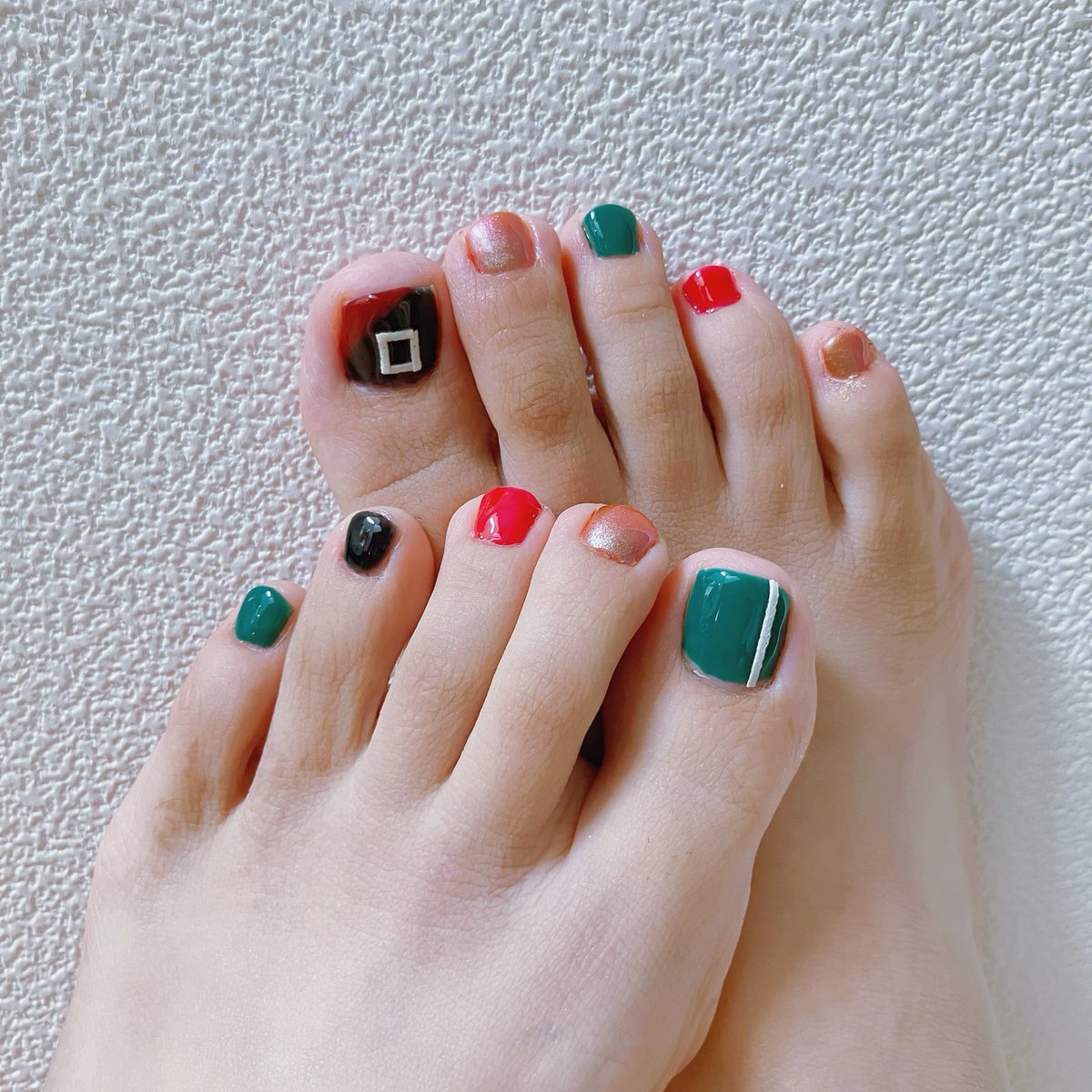oshigatakusan_8's tweet photo. 気分的にモードな雰囲気にしたくて、
「今だ‼︎」と思ってやった痛ネイル💅
イカネイル🦑

ド派手だけど気に入ってる🫰ww https://t.co/uMiQPc6gF1