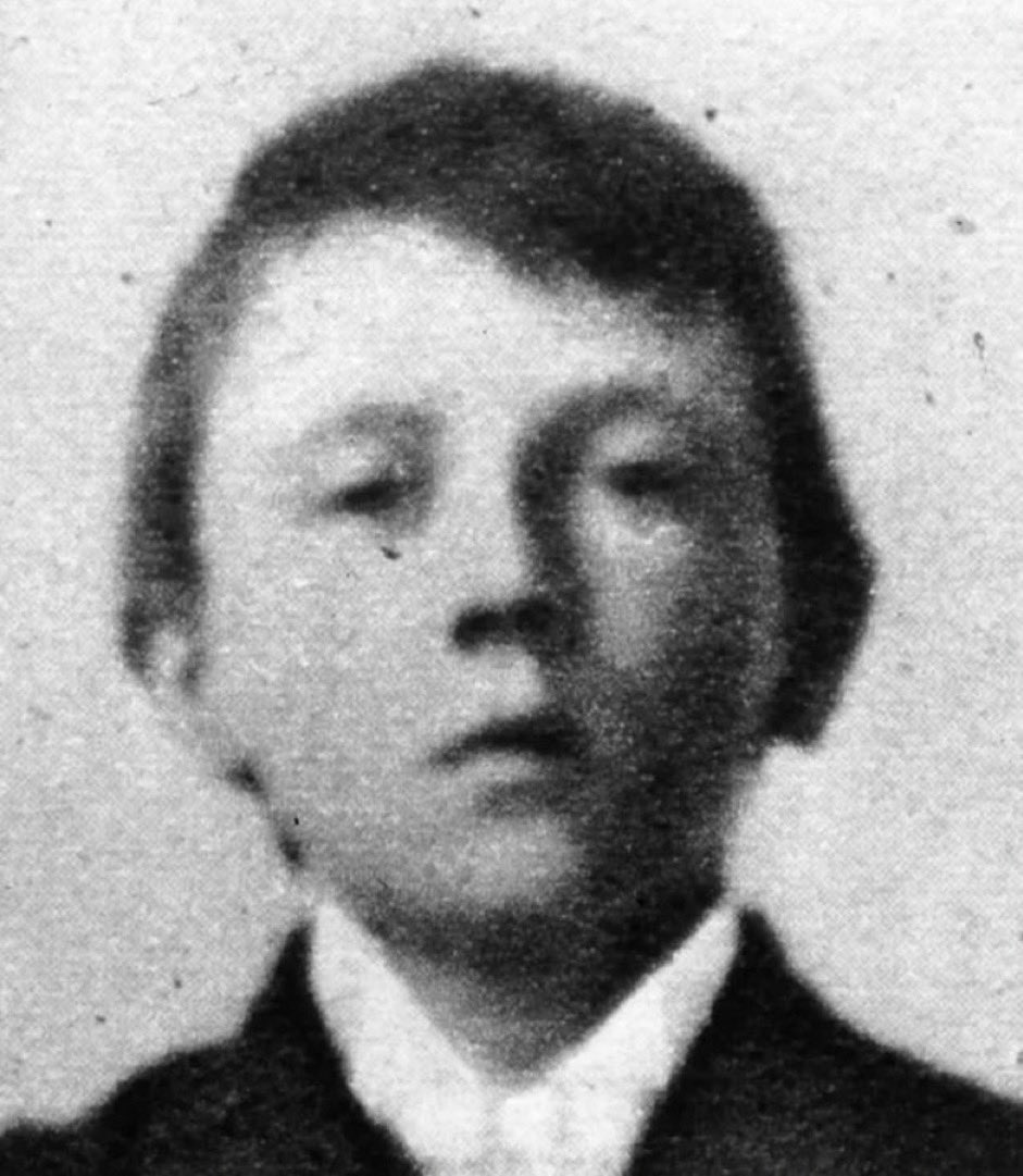 MorbidKnowledge's tweet photo. Childhood photos of some of history's most notorious figures.

A thread 🧵 

1. A school photograph from 1899 shows a young Adolf Hitler. https://t.co/rmK7oWyXY9