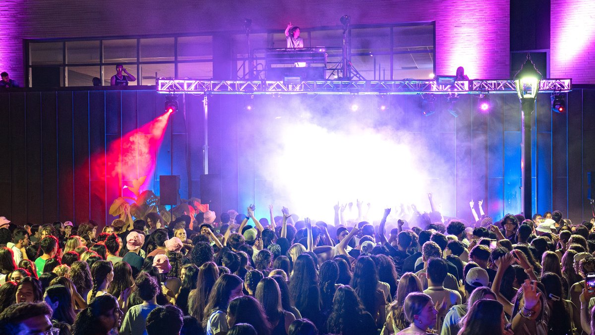 Welcome the first day of Welcome Week 2024 with CFMU and the Silhouette! We quizzed students about Mac trivia and got a chance to check out just some of the amazing events going on yesterday. Make sure to check it out at the link below!

#McMaster #HamOnt

bit.ly/3WZbqGV