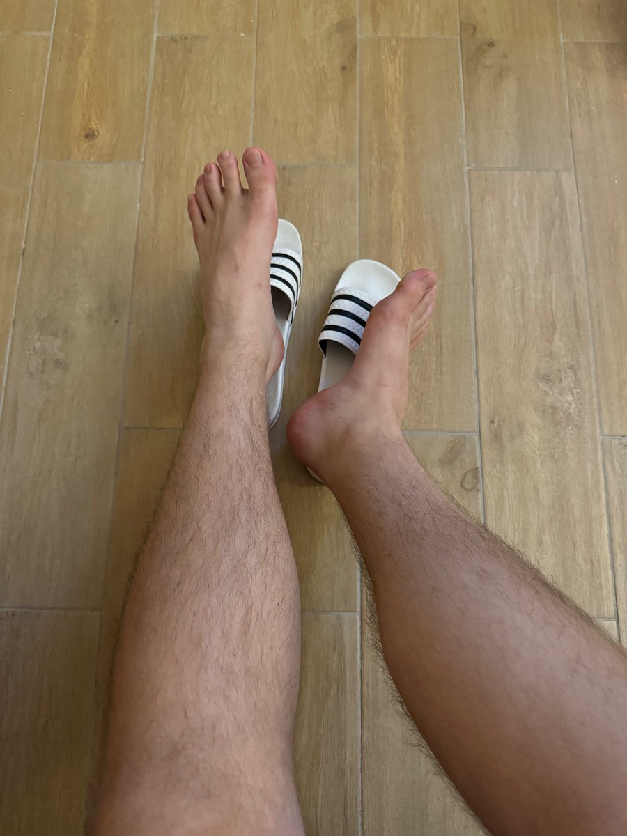 Any guys into feet? They ask to be licked 👅

#feet #footmaster #footworship