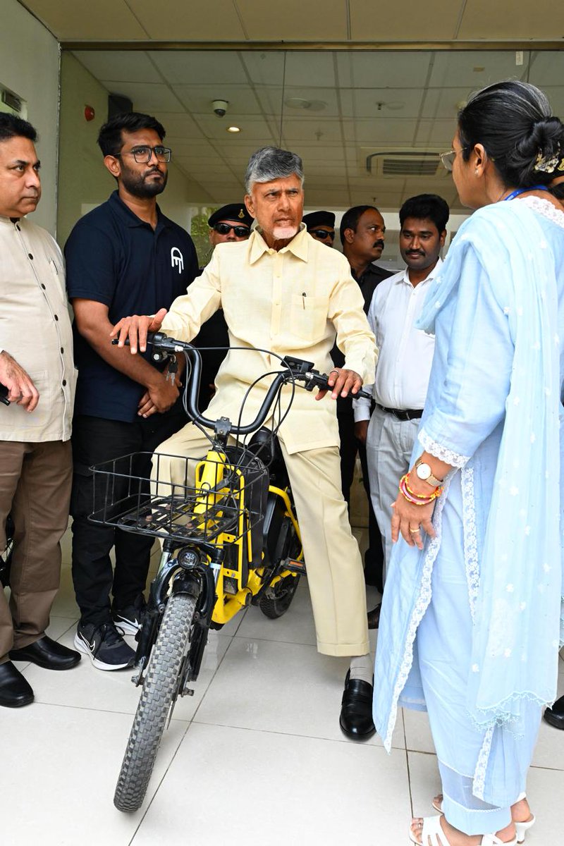 పర్యావరణ పరిరక్షణ, ఇంధన సామర్థ్యంలో రాష్ట్రానికి పూర్వ వైభవాన్ని తీసుకొచ్చేందుకు అన్ని చర్యలు తీసుకుంటామని గౌరవ ముఖ్యమంత్రి శ్రీ నారా చంద్రబాబు నాయుడు తెలిపారు. కేంద్ర ప్రభుత్వ అనుబంధ సంస్థ EESL సీఈఓ శ్రీ విశాల్ కపూర్, సంస్థ ప్రతినిధులతో నేడు సచివాలయంలో ఆయన భేటీ అయ్యారు.