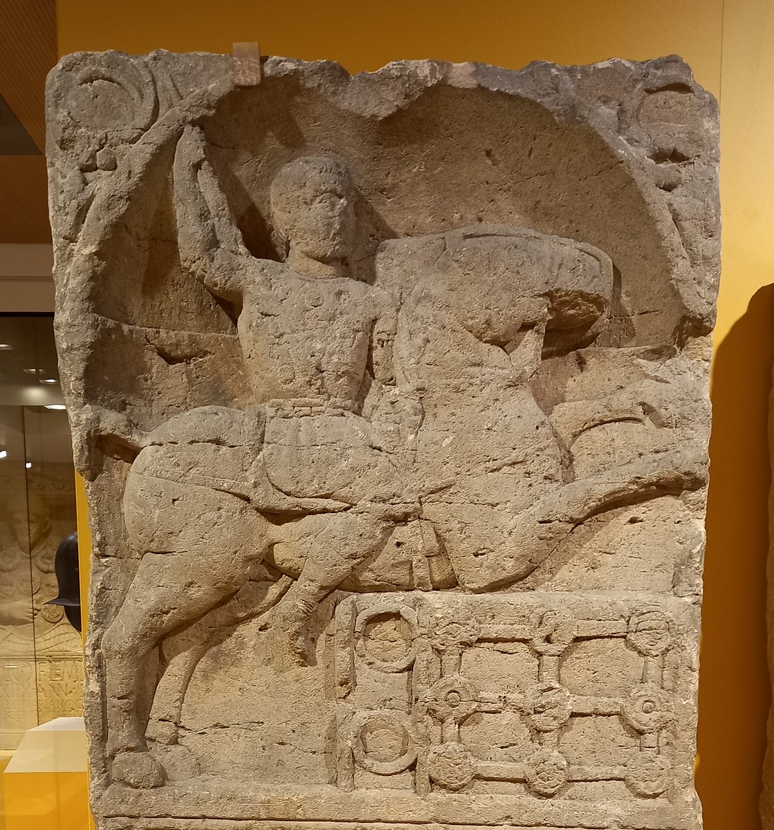 The tombstone of a #Roman soldier named Caius Marius, a cavalryman in the Legio I who died at the age of 30 after 15 years service in the #RomanArmy. The stone has a portrait of him on horseback in battle, holding a lance in his raised hand #EpigraphyTuesday #Archaeology