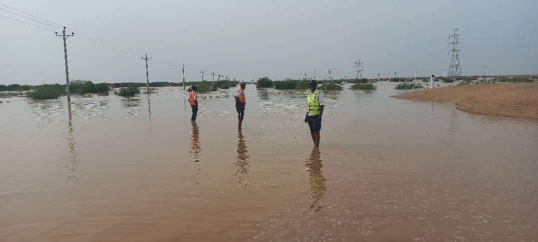 المرور السريع بولاية نهر النيل ينوه ببدء جريان سيل وادى تواى على بعد ٥ كيلو من قطاع الحصا تم ايقاف حركة سير المركبات لحين توقف السيل هذا مع اتباع إرشادات السلامة المرورية والالتزام بموجهات رجال المرور بالمنطقة