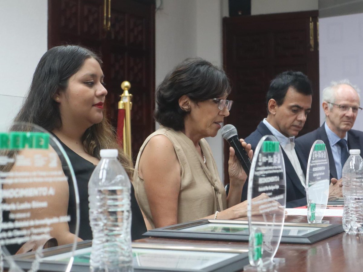 SDEyT_Morelos's tweet photo. 📄#Boletín | Entrega Gobierno del Estado Reconocimiento al Mérito Estatal de Investigación a seis mujeres 🎖️👩🏻‍🔬

 ✅ Las galardonadas fortalecen el papel de Morelos como un referente en materia de investigación científica: Cecilia Rodríguez

Descubre más👇🏼
https://t.co/m6v5ZObIuu https://t.co/f56FQVP9V4