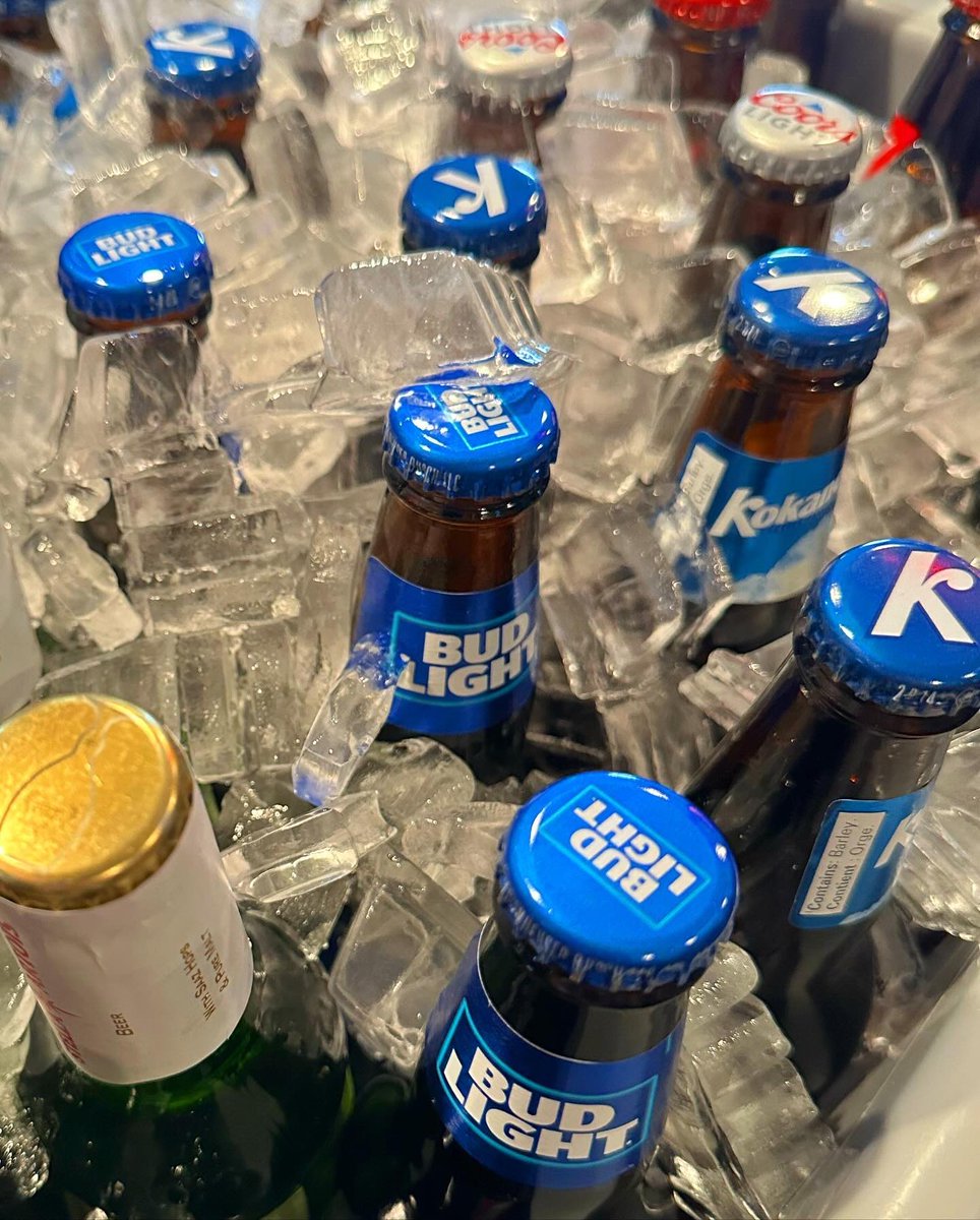 MugsPubCalgary's tweet photo. Mmm Wings & Beer! Come hang out today with us at Mugs! $7 Wings & Rib Bites All Day! Plus $6 Domestic Bottles and $5 Tequila!
Happy Hour is 4-7! $6 Drinks and $8 Snacks! Kitchen is open until 1am!
#yyc #yycpubs #yycbeer #yyceats #yycwings #yycwingnight #yychappyhour https://t.co/RtUBg9LKMI