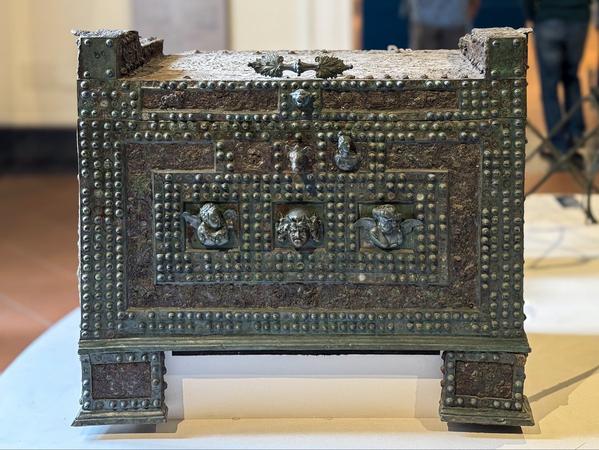 chapps's tweet photo. This arca, or strongbox was found in the atrium of the House of Gaius Vibius Italus in #Pompeii (VII 2, 18) in 1867. Its base of wood is covered with bronze and iron laminae, and large studs conceal the heads of the nails. Note the bronze appliques … 1/
#MANNapoli
📸 me https://t.co/oqGrHkcT4A