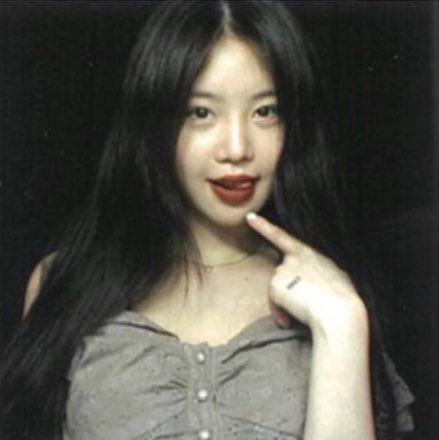 soojin and a red lip