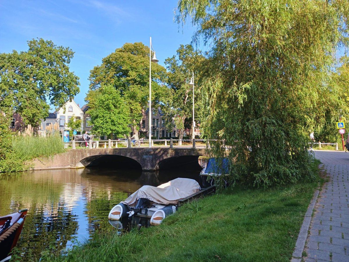 ⚒️Maandag 2 september beginnen we met werkzaamheden aan de Emmabrug. Er is onderhoud nodig aan het beton. Volgens de planning zijn we 10 november klaar.

🚗Auto's kunnen in 1 richting over de brug rijden. Fietsers en voetgangers kunnen allebei de kanten op.