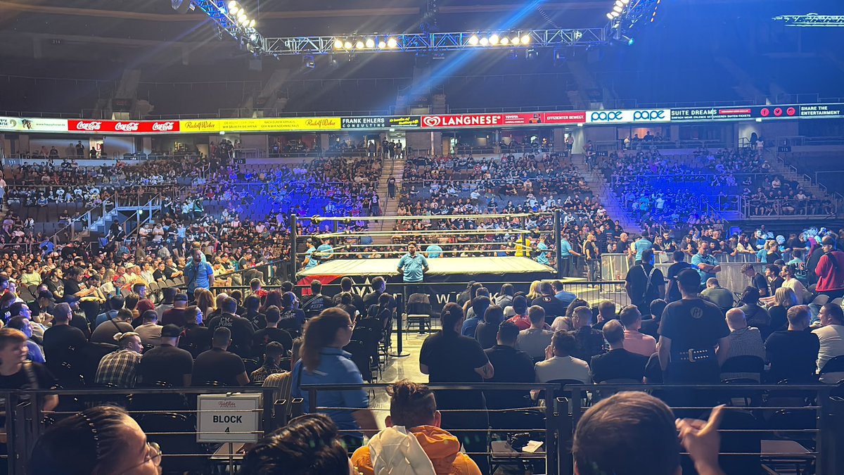 Rene93255458's tweet photo. #WWEOberhausen https://t.co/BbIc0Hl2EB