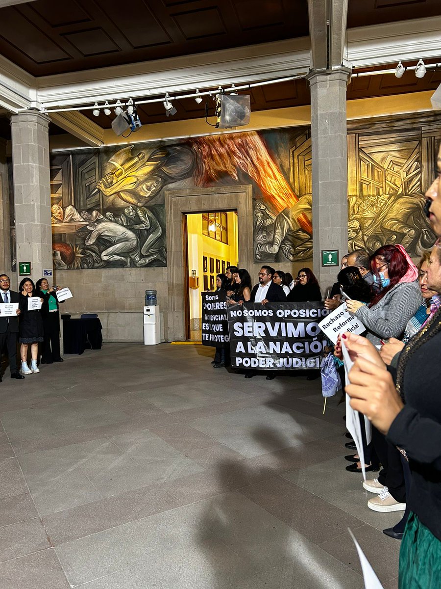 lopezdoriga's tweet photo. Trabajadores protestaron en la sede de la SCJN contra la reforma judicial del presidente. https://t.co/rM2ns0QT1N