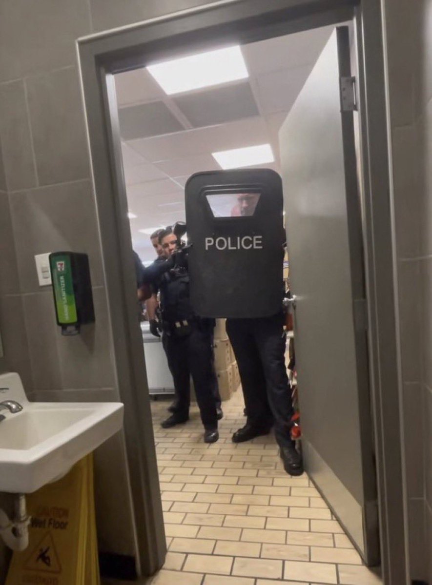 me cago en los muertos del que haya dicho que me podia pajear de 7 a 8 en el mercadona