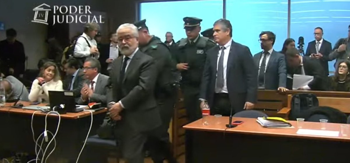 Olguitaa_Marina's tweet photo. Ctm, que HERMOSAS imágenes, un delincuente de cuello y corbata 👔,  esposado...
Un weón que tiene mucho poder dentro del @PJudicialChile ,que tenía chats hasta con Jean Pierre Matus. 

#HermosillaGate 
#HermosillaALaCarcel https://t.co/5G6tzI3usS