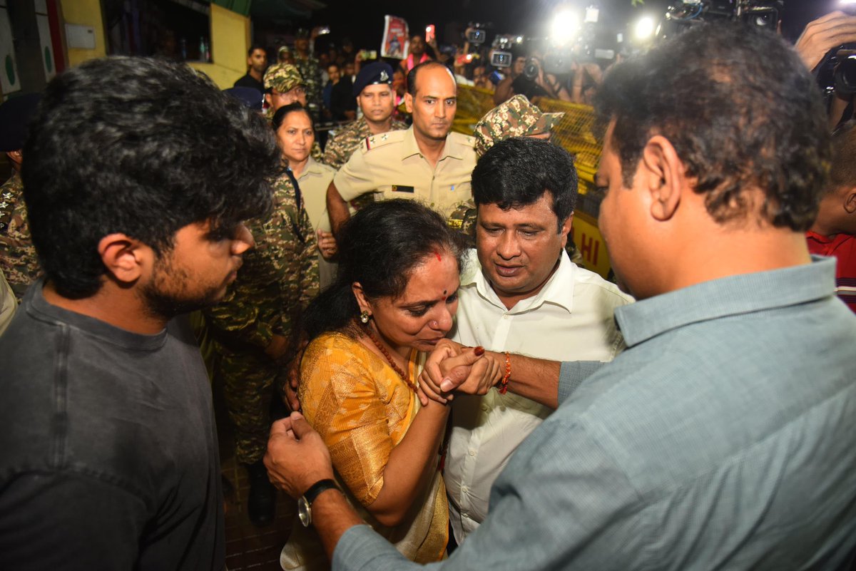 muneerbrs's tweet photo. ఎవరిని వదిలి పెట్టేదిలేదు, చలో చూసుకుందాం.
#Scamgress #BJPFailsIndia.

@KCRBRSPresident @KTRBRS @RaoKavitha https://t.co/l2g3Ftwmqu