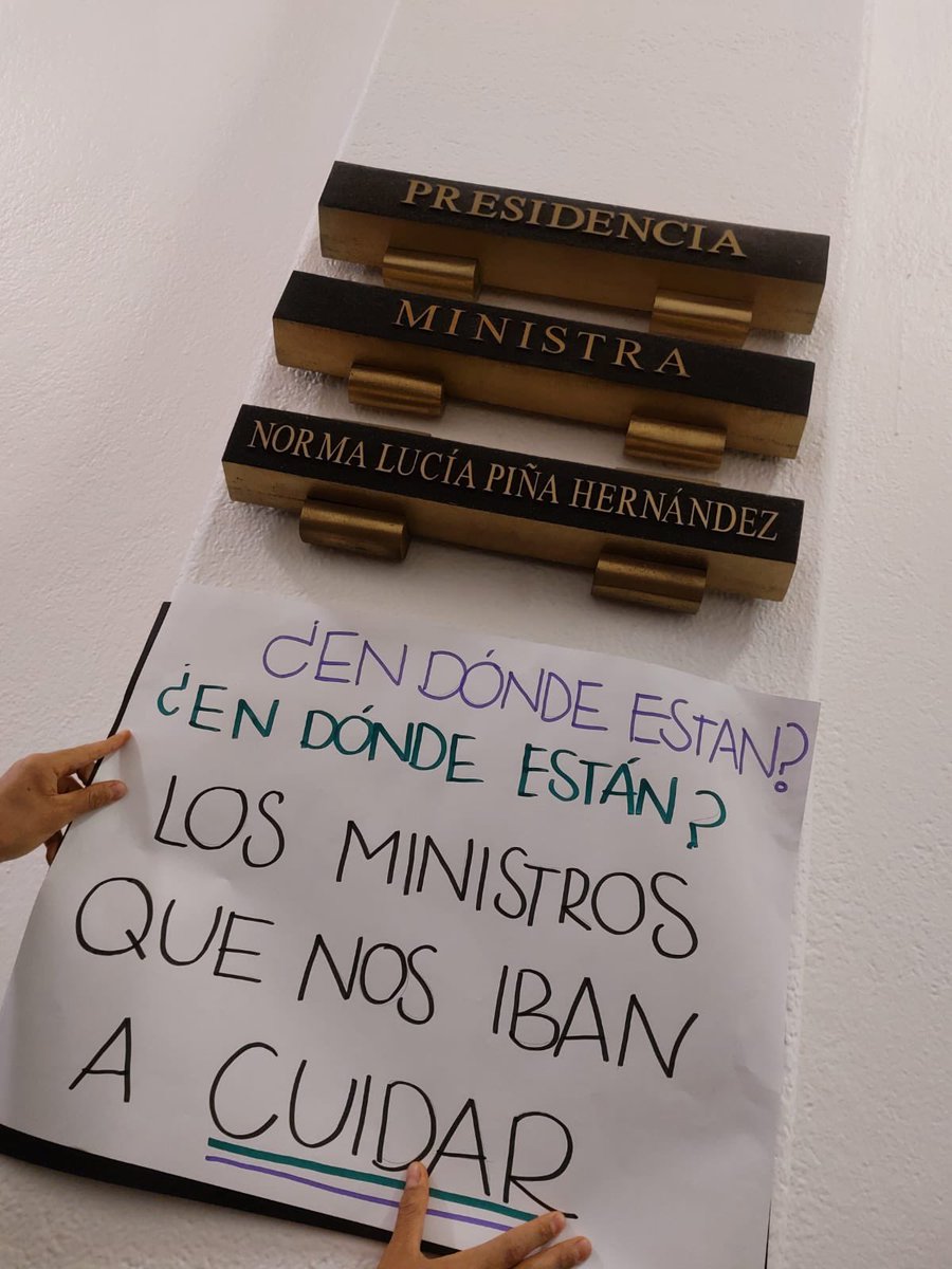 ErnestoGuerra_'s tweet photo. “JURARON SEVIR AL PUEBLO, NO AL EJECUTIVO” dos pancartas que le dejan a las ministras Lenia Batres y Yasmin Esquivel y otro que dice:

“¿En dónde están? ¿En dónde están? Los ministros que nos iban a cuidar” este mensaje es para la ministra Presidenta Norma Piña https://t.co/ZuuCIHcuB5