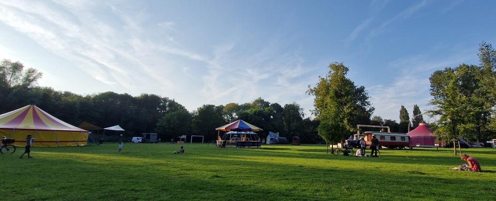 Ze zijn nog aan het opbouwen, maar het belooft een waar spektakel te worden, komend weekend in het #Erasmuspark
#Circusbende van 29/8 tot en met 1/9
#uittip nabij #Baarsjes
circusbende.nl