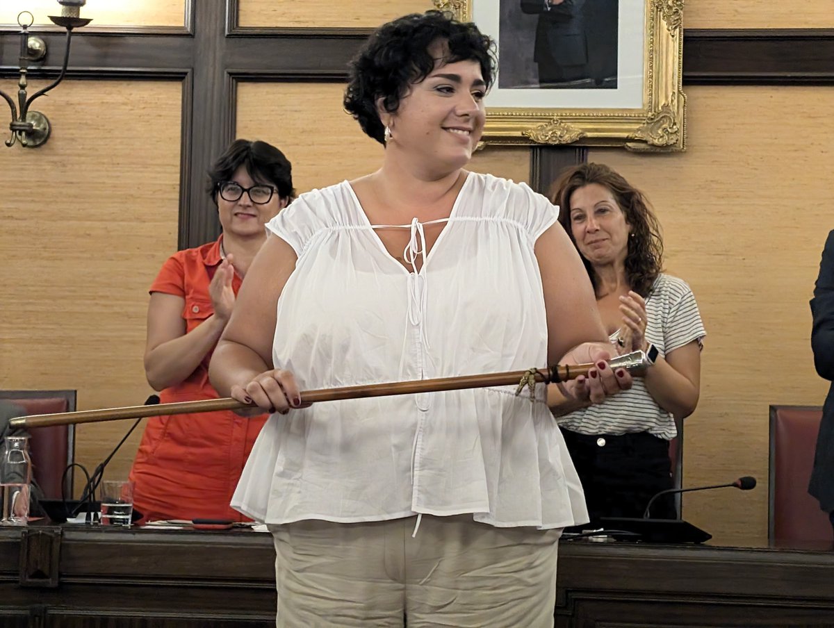 Mireia González, colomenca de 37 anys, fins ara 6a Tinenta d'alcaldessa de l'Àrea de Ciutat Educadora, Infància i Joventut és la nova alcaldessa de #santacoloma
És la tercera dona que accedeix a l’alcaldia de la ciutat des de la restitució dels ajuntaments democràtics l’any 1979