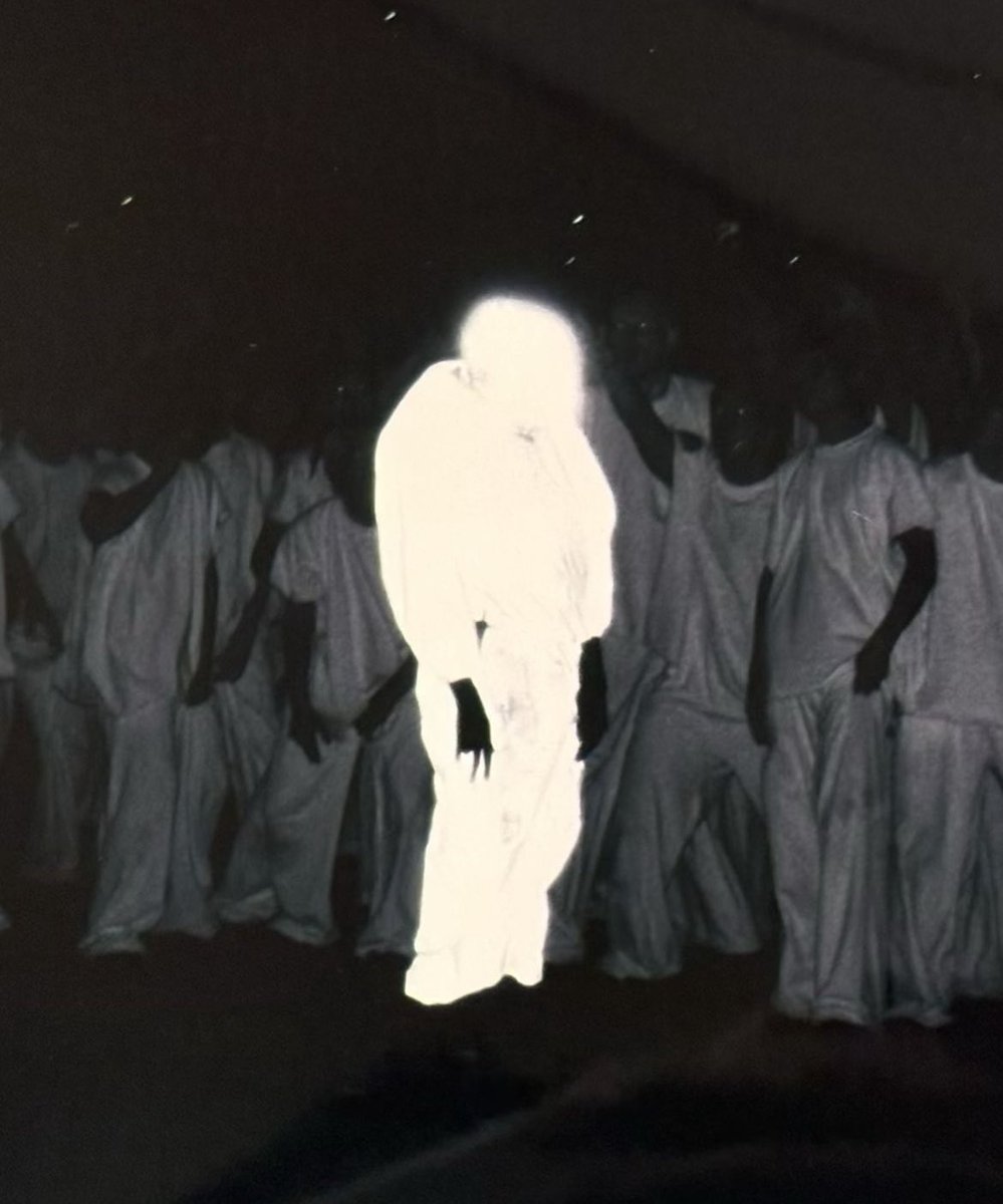 allkanyewest's tweet photo. THIS PICTURE GOES CRAZYYYYY https://t.co/PKIDKK8hjb