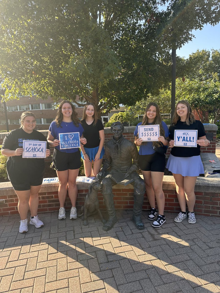 ictrueblue's tweet photo. First Day Pictures with Abe!! 💙

A tradition like no other, we are excited for another year on the Hilltop! #IllinoisCollege #LifeAtIC #FirstDayofSchool https://t.co/zm6oAy9e47
