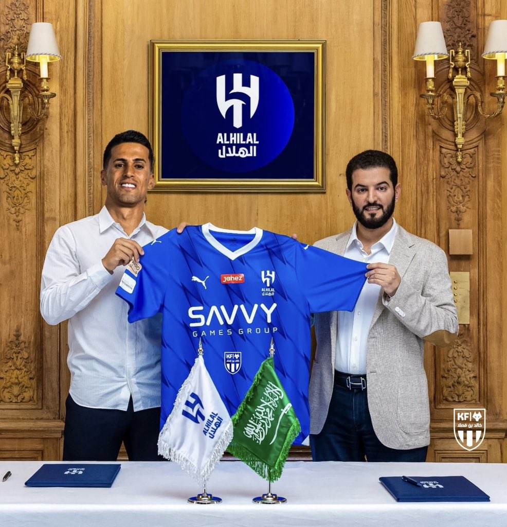 🚨🚨🚨🚨🚨🚨🚨🚨🚨🚨🚨

- بمناسبة توقيع #كانسيلو_هلالي 

- سحب على تيشيرت الهلال الجديد

- الشروط رتويت للتغريدة ومتابع <a href="/1nx/">سقراط🌟</a>