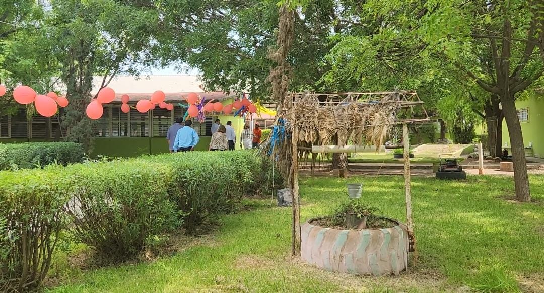 noticieristas's tweet photo. Te presentamos la "Escuela Verde " 🌳
La primaria se encuentra en Estación Naranjo,  Sinaloa, al interior de ella hacen 2 grados menos de temperatura 🌡
¿Qué te parece esta iniciativa? https://t.co/Pof4eN1UVR