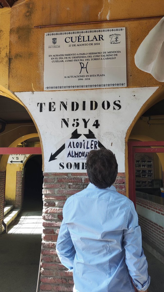 PtElEncierro's tweet photo. Homenaje a Pablo Hermoso de Mendoza en su despedida del coso cuellarano. https://t.co/qw4icnmfDi
