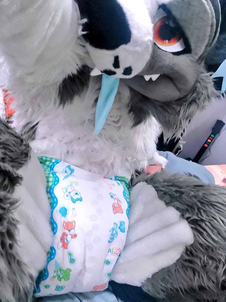 Diaper OVER the fursuit!?? 🙄🙄🙄