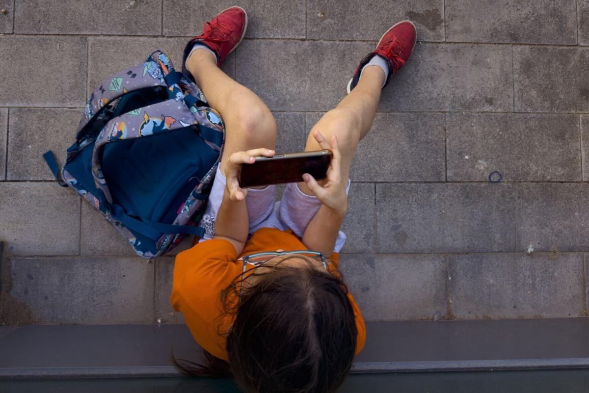 UWaterloo Arts (@uwaterlooarts) on Twitter photo “Teaching self-regulation through education and through more creative means that actively engage students in learning to self-regulate is better than top-down bans,“ says <a href="/marcelogorman/">Marcel O'Gorman</a> of <a href="/uw_english/">UWaterloo English</a>.
Read more on smartphone bans in schools: bit.ly/3XoBOLS “Teaching self-regulation through education and through more creative means that actively engage students in learning to self-regulate is better than top-down bans,“ says <a href="/marcelogorman/">Marcel O'Gorman</a> of <a href="/uw_english/">UWaterloo English</a>.
Read more on smartphone bans in schools: bit.ly/3XoBOLS
