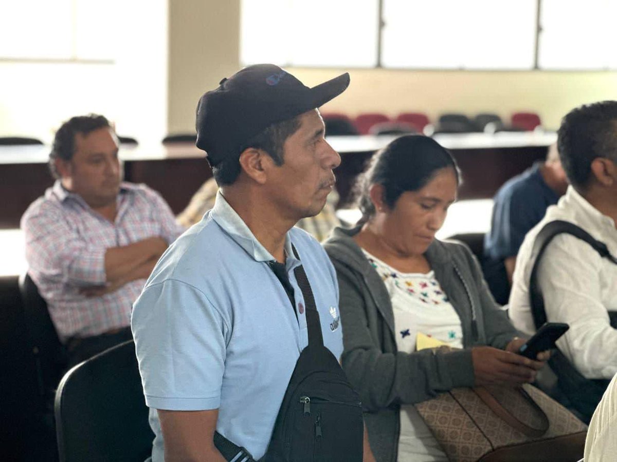 Junto a funcionarios y personal de Vivienda Bienestar, entregamos oficios de Autorizacion para acciones al Mejoramiento a la Vivienda, agradezco la presencia de más de 20 Autoridades Municipales de las 08 regiones de nuestro Estado.

#PrimaveraOaxaqueña