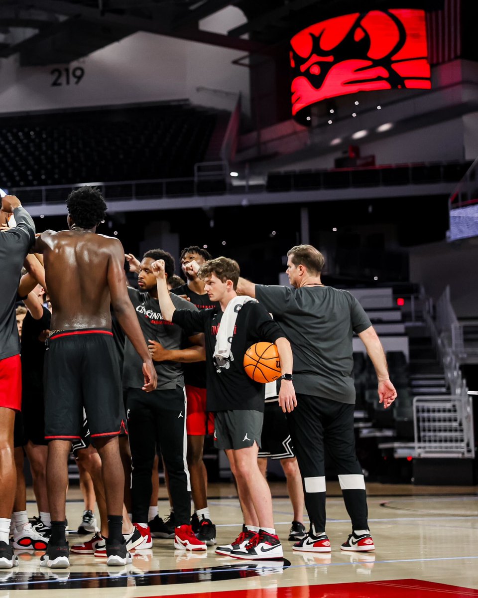 Cincinnati Men’s Hoops (@gobearcatsmbb) on Twitter photo class is back in session 📚 class is back in session 📚