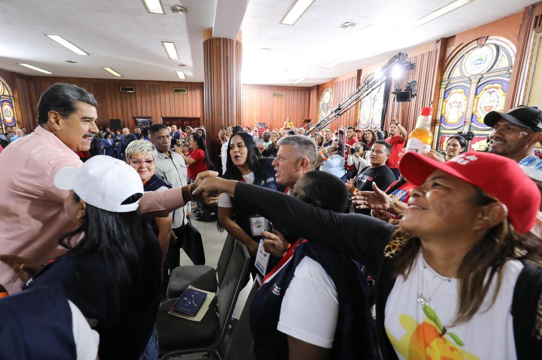 Ya lo dijo el presidente <a href="/NicolasMaduro/">Nicolás Maduro</a>: "Vamos hacia la construcción de un nuevo Estado..." Todo el poder para el pueblo 💪🏻👏🏻 Siéntense los que creen que la Revolución se acaba, ahora es que hay Socialismo Democrático, Participativo y Protagónico 

#27Ago #VenezuelsSiempreVence