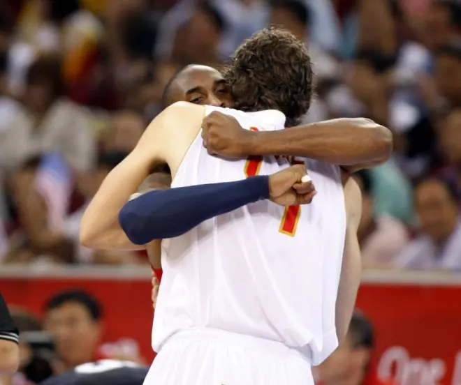 Kobe Bryant, estrella del Team USA, se acerca a la Villa Olímpica. Los jugadores españoles están sorprendidos por ver llegar a una leyenda, pero más que eso porque será su rival en pocas horas en los JJOO de Beijing 2008. 

Pau Gasol lo recibe. Sonríe. Y lo abraza.