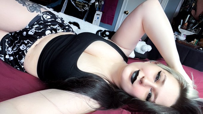 🖤 Cuddle and watch horror movies with your local big titty goth gf? 🖤 https://t.co/rys2uVO35A