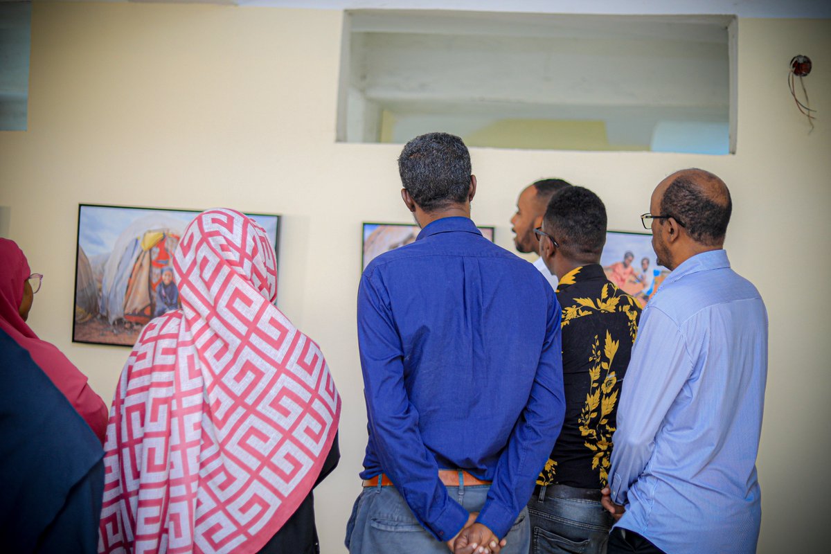 somaliarts_SAF's tweet photo. Today at the Dhaliy Baydhaby Exhibition @Suldaan__  was giving a guided tour for students &amp; young people from across Mogadishu!

Due to the exhibition's success, we’re extending it until Sept 4. Visit the Somali National Museum from 9am-12pm and experience it before it’s gone! 🌟 https://t.co/1WApsLNQ85