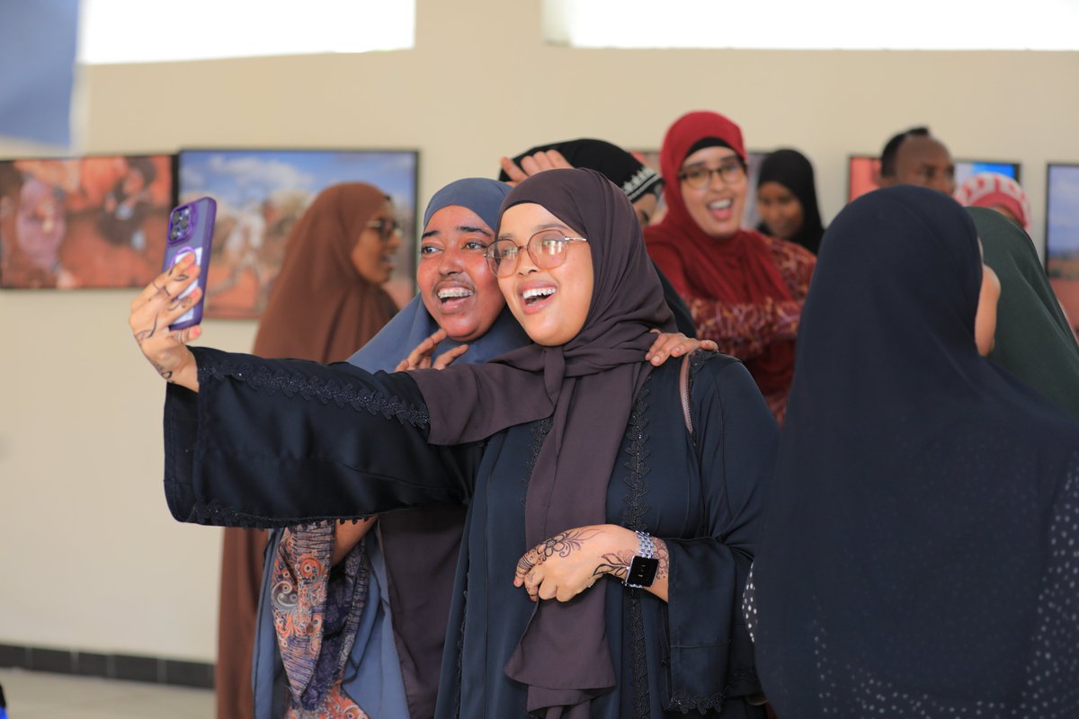 somaliarts_SAF's tweet photo. Today at the Dhaliy Baydhaby Exhibition @Suldaan__  was giving a guided tour for students &amp; young people from across Mogadishu!

Due to the exhibition's success, we’re extending it until Sept 4. Visit the Somali National Museum from 9am-12pm and experience it before it’s gone! 🌟 https://t.co/1WApsLNQ85