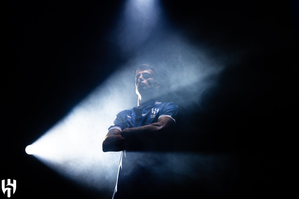 Alhilal_EN's tweet image. Things you love to see. Cancelo in the famous blue and white 🤩💙🤍

#AlHilal 
#CanceloIsHilali