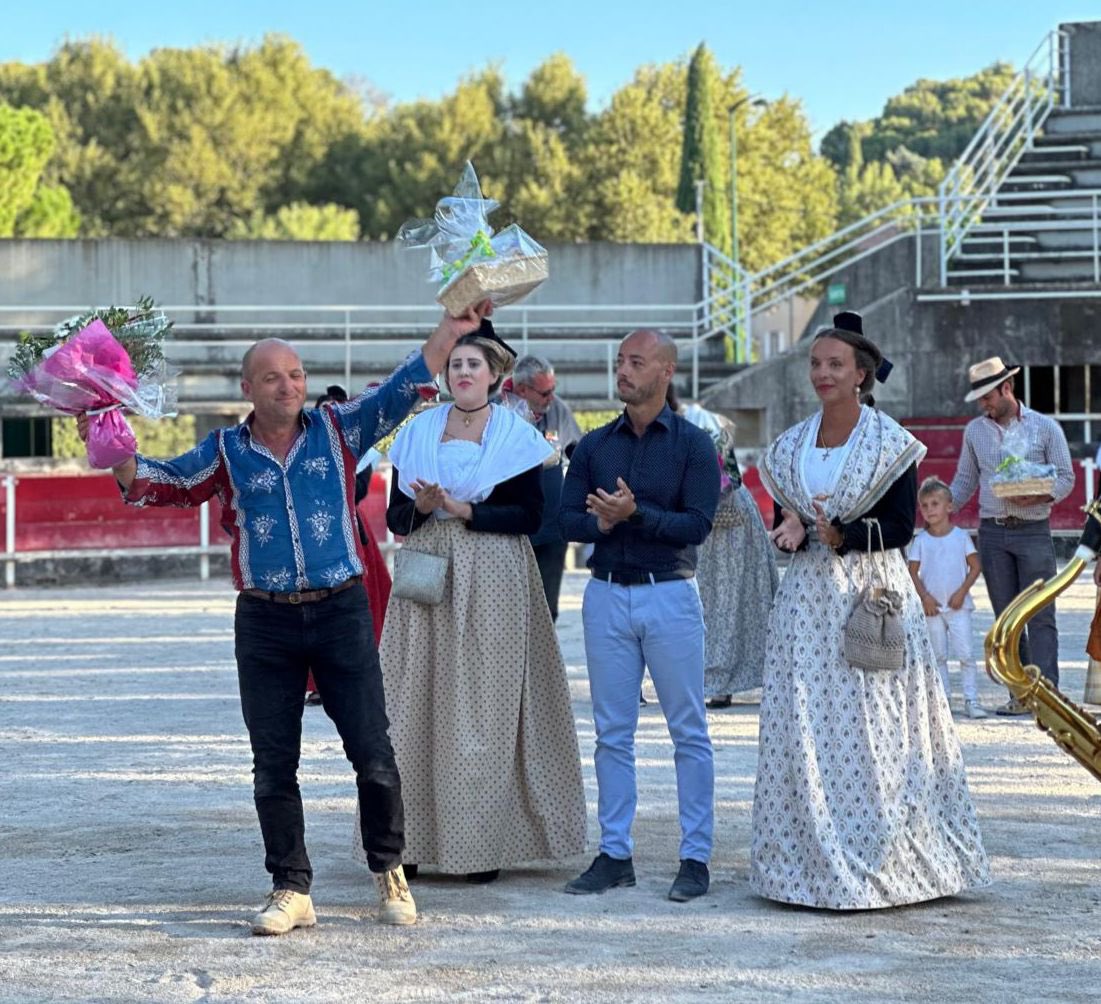 BaubryR's tweet photo. Une belle journée aux arènes de #Barbentane : Abrivado, repas aux arènes et course camarguaise.
Merci à Louna Segui, toujours élégamment costumée, pour son invitation et pour ce bon moment passé aux côtés des Barbentanais☀️
🌐 https://t.co/Wd7a8lwzw6
#circo1315 #Barbentane #coursecamarguaise #tradition #provence
