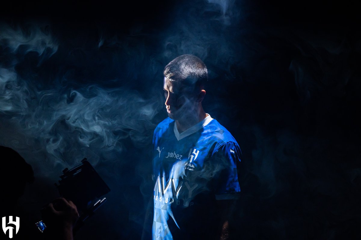 Alhilal_EN's tweet image. Things you love to see. Cancelo in the famous blue and white 🤩💙🤍

#AlHilal 
#CanceloIsHilali