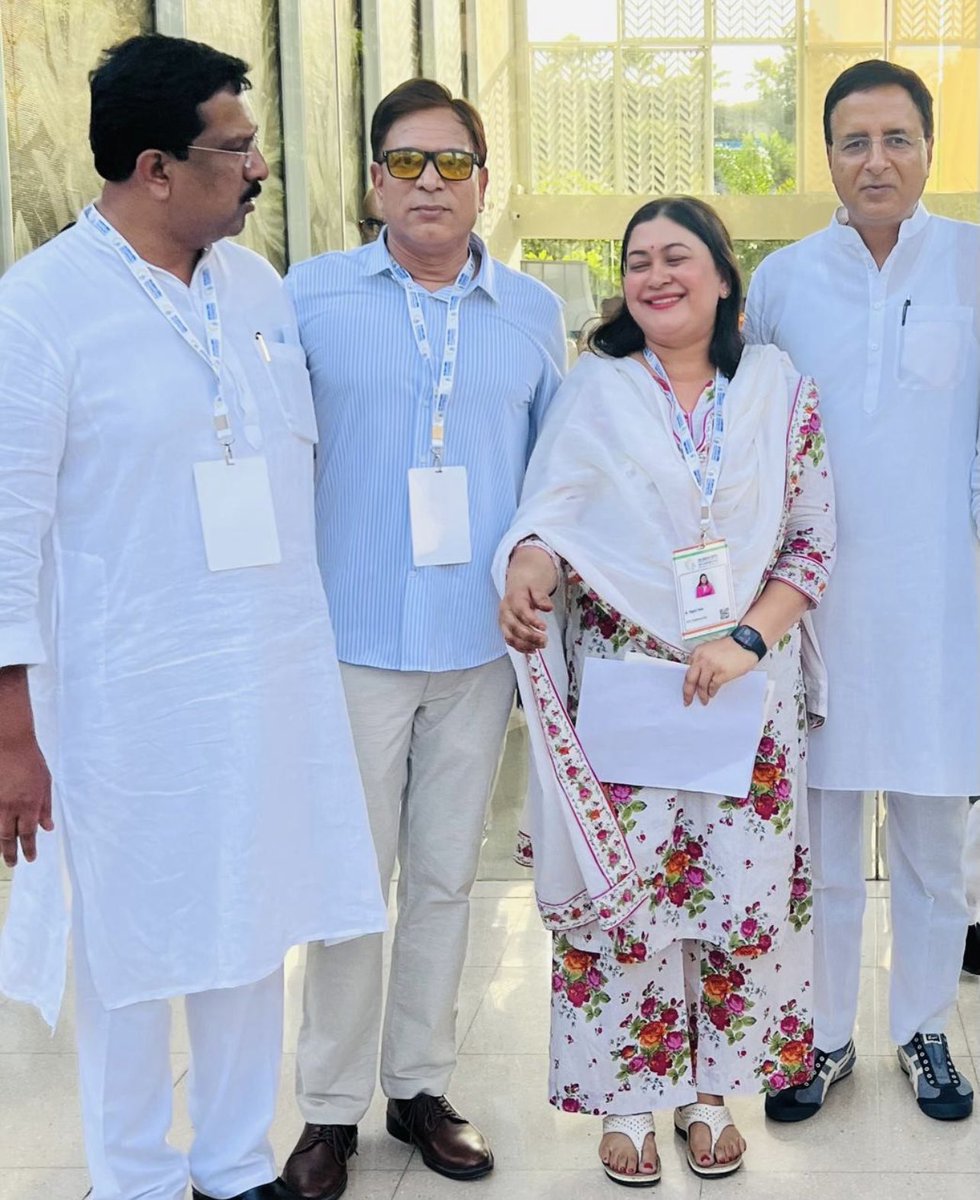 छात्र नेता से लेकर सांसद और कांग्रेस वर्किंग कमेटी तक का सफ़र 
जीवट, निष्ठा और सरलता से पूरा करने वाले
मदद के लिए हमेशा हाथ बढ़ाने वाले बड़े भाई <a href="/NasirHussainINC/">Dr Syed Naseer Hussain, M P</a> जी को जन्मदिन की ढेरों शुभकामनाएँ 💐

आप हमेशा स्वस्थ्य रहें, सुखी रहें, सम्पन्न रहें, सफ़ल रहें यही प्रभु से