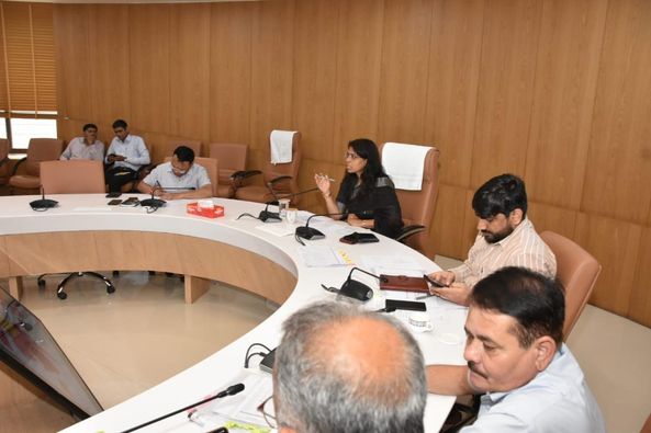 માન. કમિશ્નર શ્રીમતી શાલિની અગ્રવાલ દ્વારા ICCC ખાતે સુરત સિંચાઇ વિભાગ, CWC અધિકારીઓ સાથે ઉકાઇ ડેમના ડીસ્ચાર્જ તથા ઉપરવાસના વરસાદ અંગે ચર્ચા કરવામાં આવી. તથા ડેમ ડીસ્ચાર્જ અને શહેરના  વરસાદ અંગે વિવિધ ઝોન અને વિભાગોની કામગીરીની સમિક્ષા કરવામાં આવી.