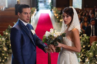 newslinereport's tweet image. Vadhir #Derbez llega a "Yo No Soy Mendoza" con el reto de interpretar a dos personajes en paralelo.

Interpretará a Julián García, empleado oficina de cobranza que se verá obligado a sustituir a Esteban Mendoza, presidente del Grupo Flor Imperial, el emporio de casinos más grande