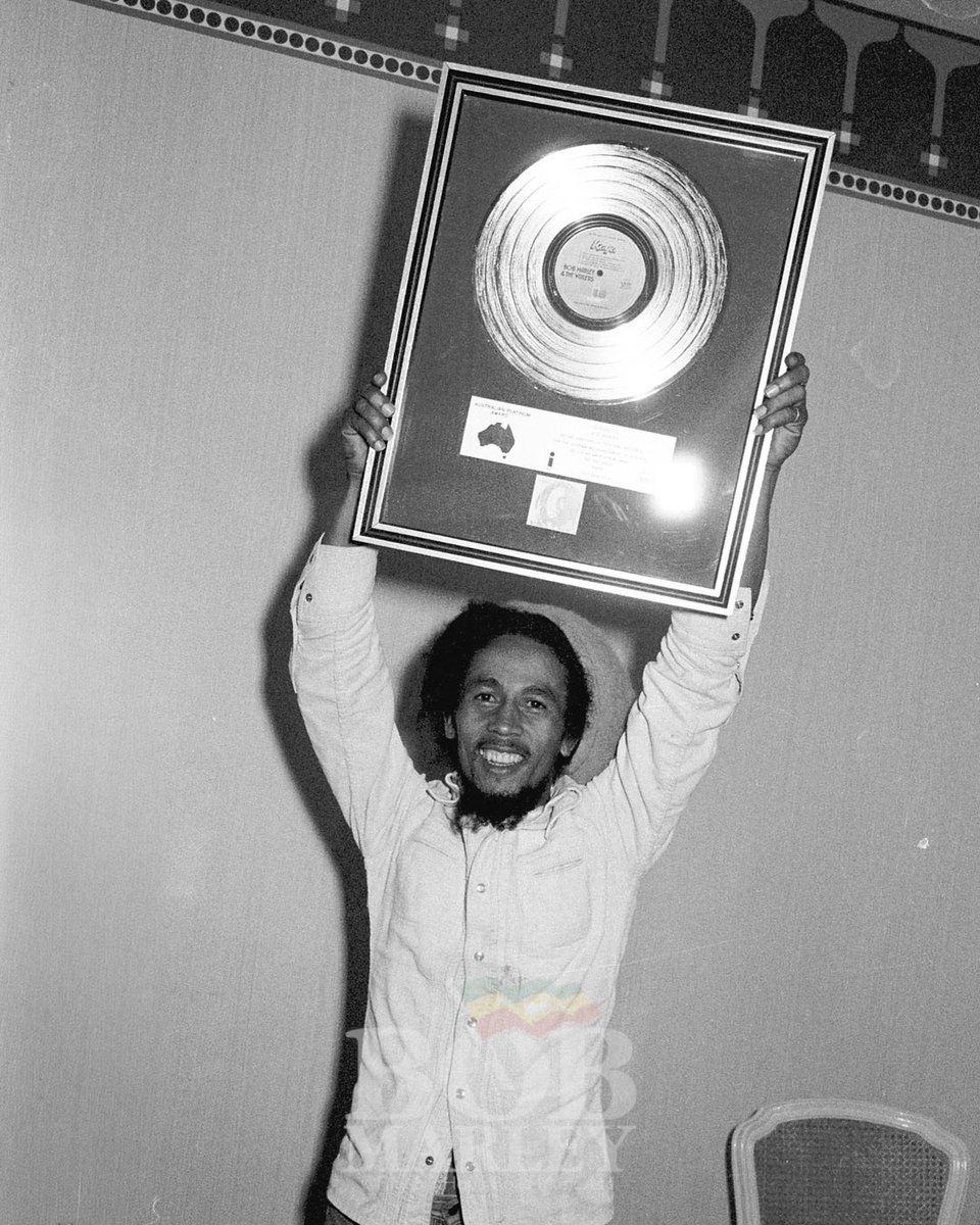 bobmarley's tweet image. “My music will go on forever.” #BobMarley

ℹ️ Bob is presented with some awards at Island Records in London, including a platinum plaque for KAYA from Australia, October 1978.

📷 by #AdrianBoot
©️ Fifty-Six Hope Road Music Ltd.