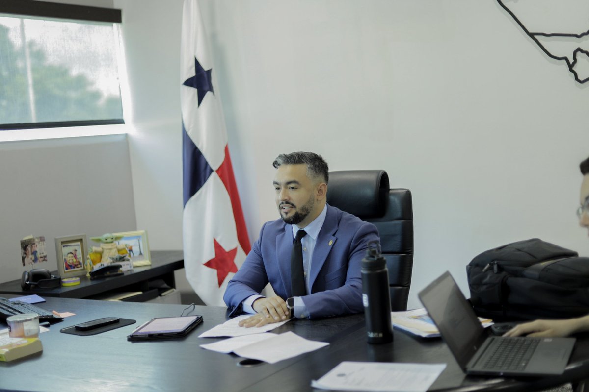 LuchoDuke's tweet photo. Me reuní con @luis_pinedo_ y @chencandy, dos profesionales comprometidos con el desarrollo de nuestros gobiernos locales. 

Conversamos sobre el anteproyecto de ley que presentaron por la vía de participación ciudadana, sobre mecanismos para transparentar el régimen municipal en la República de Panamá e incentivar la participación ciudadana en los Consejos Municipales.

¡Una iniciativa que merece todo nuestro respaldo, apoyo y atención!