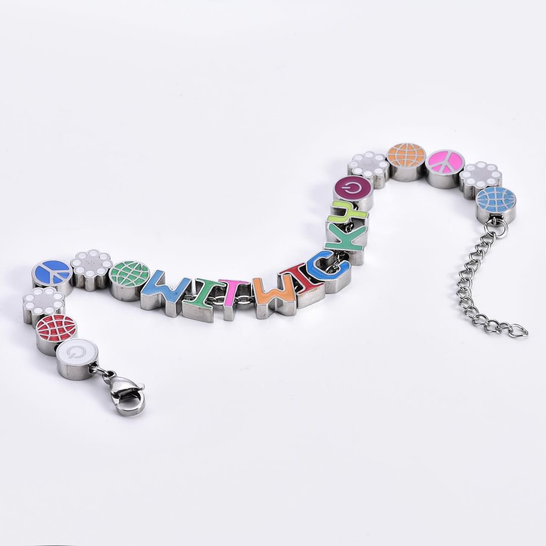 witwickyusa's tweet photo. power up bracelet ☮️🌐🔋
8/31/24 @ 2pm cst. $50

- .925 silver
- 20 enamel pendants
- made in usa
- worldwide shipping https://t.co/VGP9JANVSK