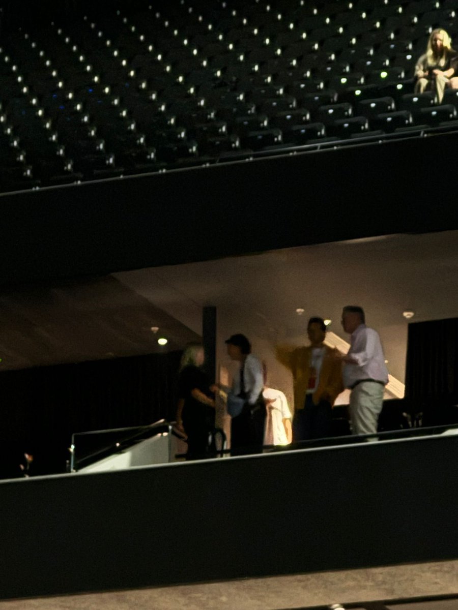 NiallHDailyNews's tweet photo. Harry Styles is at Niall Horan’s show tonight in Manchester! https://t.co/lOE2nmj6dg