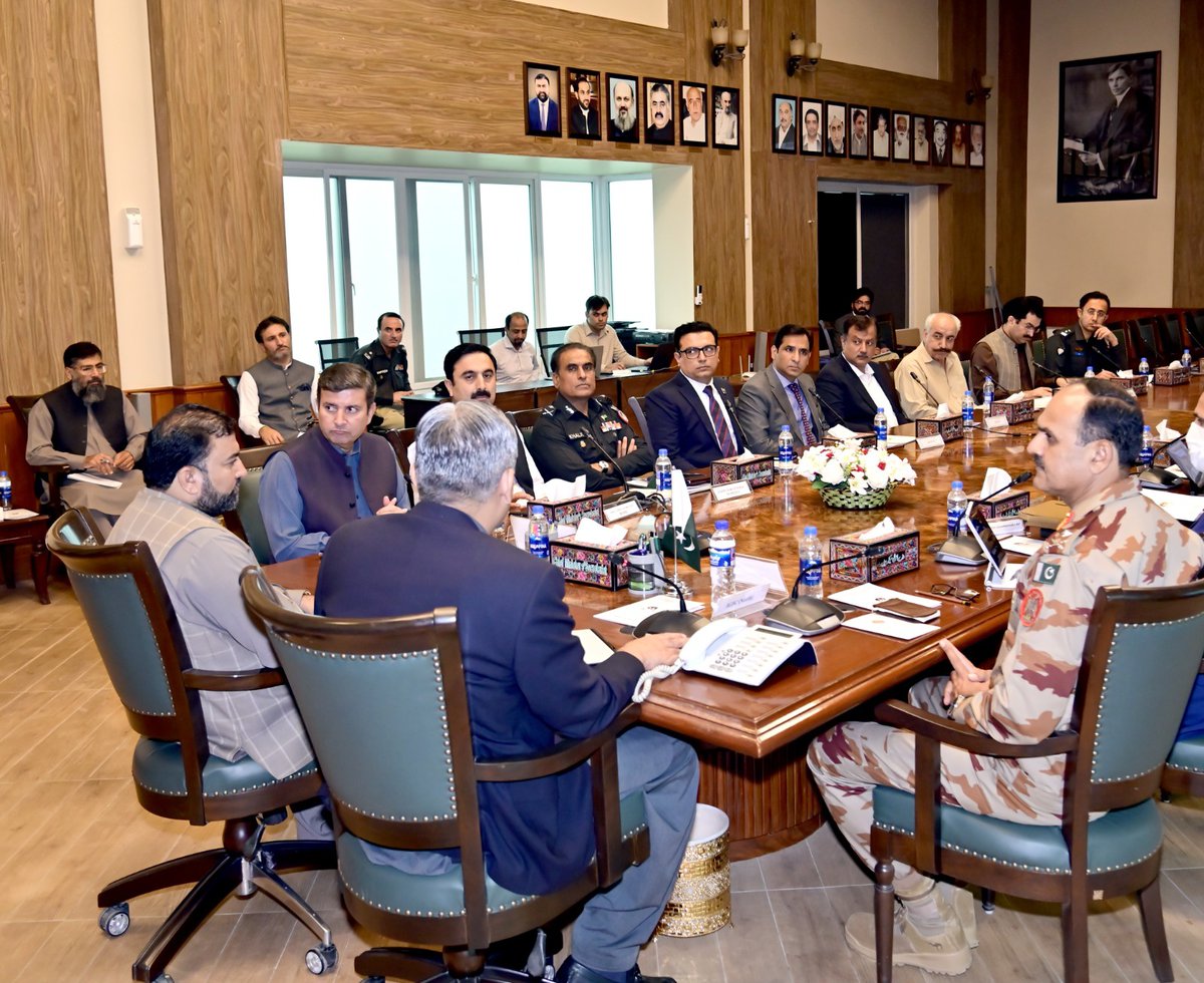 وزیراعلیٰ بلوچستان میر سرفراز بگٹی اور وفاقی وزیر داخلہ محسن نقوی صوبے میں امن و امان کی صورتحال سے متعلق اعلیٰ سطحی اجلاس میں شریک ہیں 

#CMSarfrazBugti 
#bravesarfrazbugti
