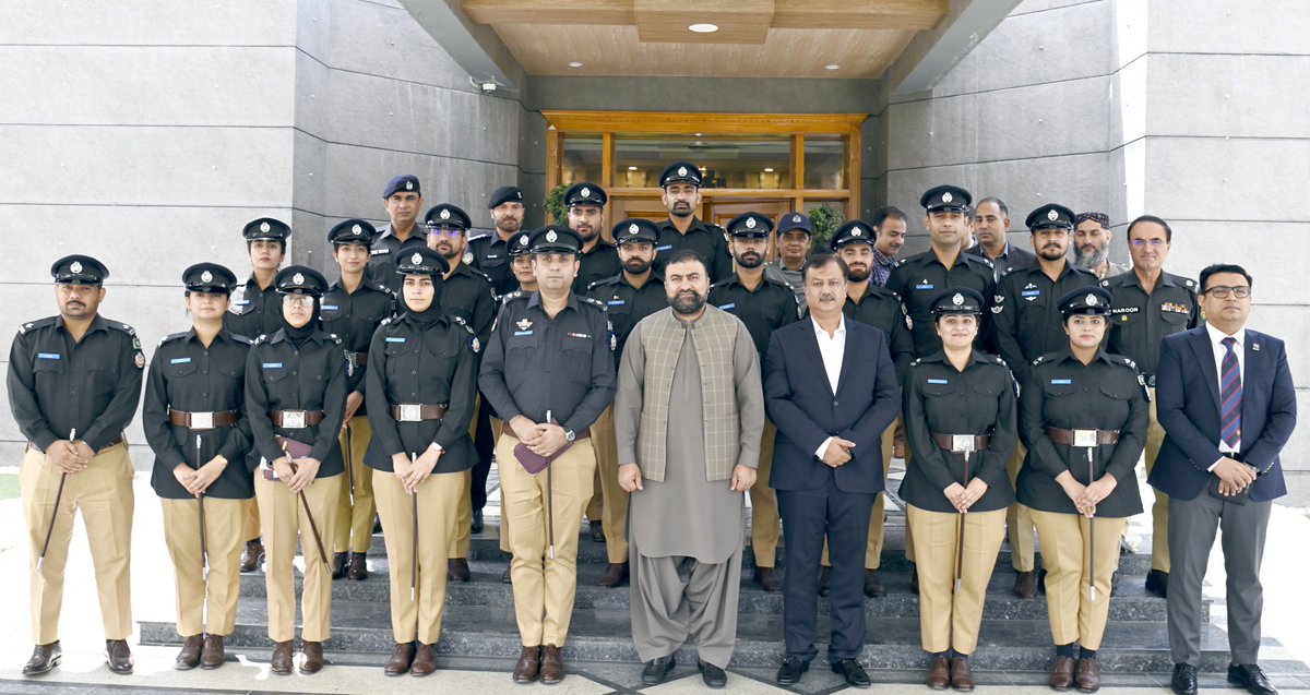 وزیراعلیٰ بلوچستان میر سرفراز بگٹی سے مطالعاتی دورے پر بلوچستان آئے ہوئے زیر تربیت اے ایس پیز ملاقات کررہے ہیں 
#CMSarfrazBugti
