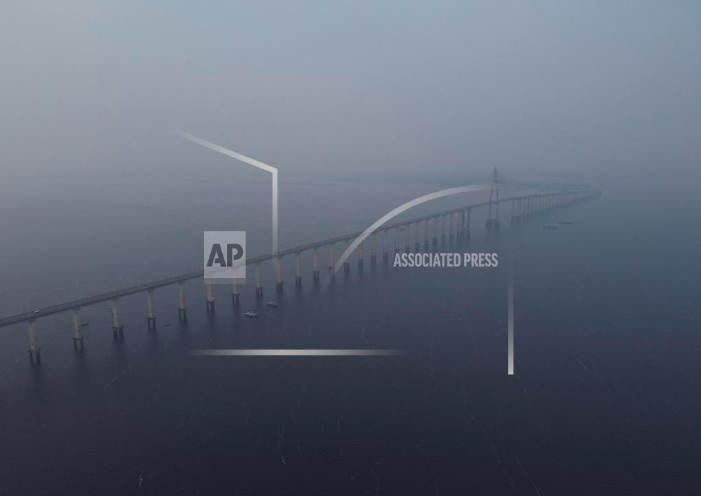 DLBiller's tweet photo. Left: Today's smoke over major bridge in Manaus, the biggest city in the Amazon rainforest. 📷@edmarbarros for @AP.  

Right: Same bridge on a normal day. 📷Janailton Falcão https://t.co/6ZpkqBzU0n