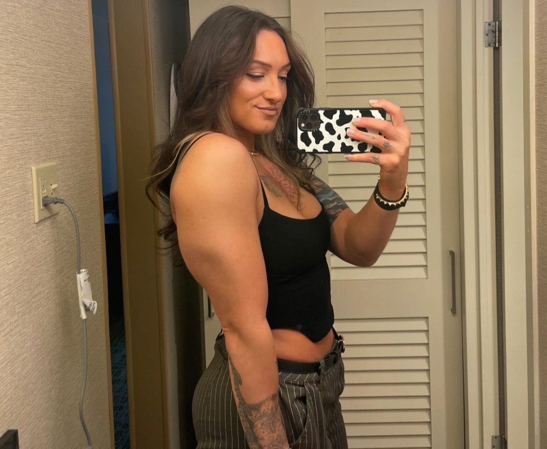 jerk_to_divas's tweet photo. Kris Statlanders arms are all the porn I need! https://t.co/CjqrUvR3wX