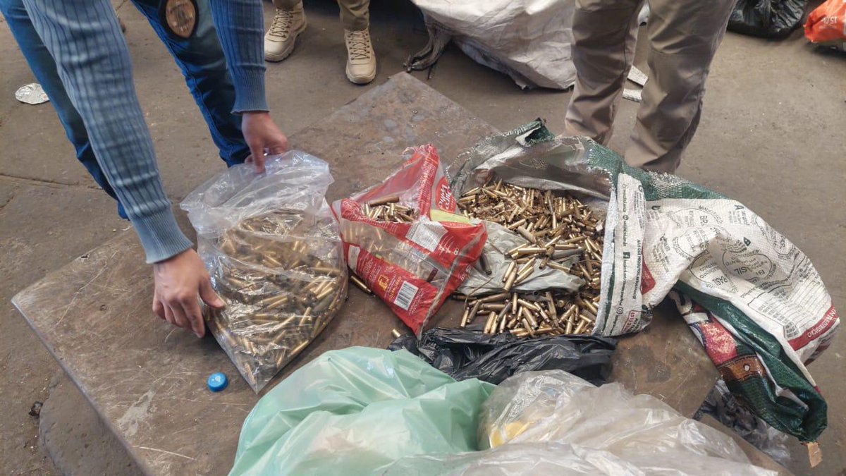 PMERJ's tweet image. Diversos cartuchos de #fuzil e cerca de 200 quilos de cobre foram apreendidos por nossos policiais do #14BPM, durante operação conjunta com a #SEOP e a Rio Luz, realizada em Magalhães Bastos, #ZonaOeste. Uma pessoa foi detida na ação.